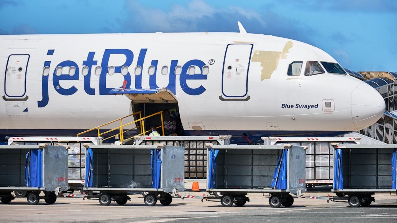 Passageiro da JetBlue é preso após fazer falsa ameaça de bomba durante voo