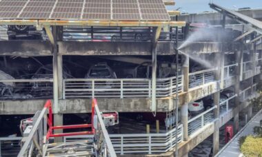 Incêndio em aeroporto nos EUA danifica cerca de 50 carros