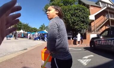 Ex-líder de torcida que estava atrasada para o trabalho atropela policial e invade festival em Maryland