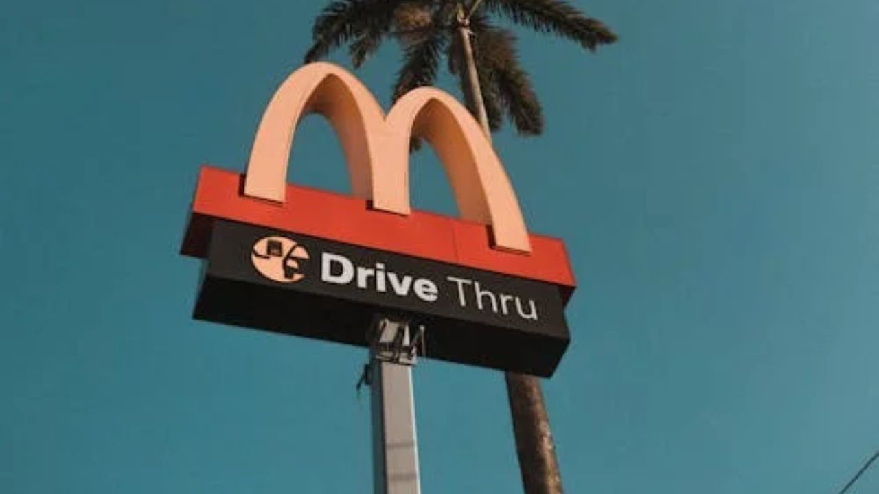 Criança de 7 anos compra café da manhã no McDonald’s após dirigir carro da mãe por 14 km
