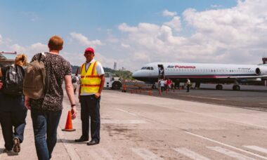 Passageiros serão multados em até US$ 67 caso se levantem cedo para aguardar o desembarque após o pouso