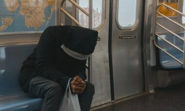 Suspeito de agredir idosa de 70 anos no metrô de Nova York está preso sob fiança