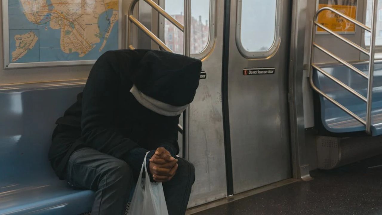 Suspeito de agredir idosa de 70 anos no metrô de Nova York está preso sob fiança