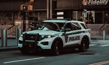 Viatura da Polícia de Nova York atropela 2 pessoas ao tentar evitar colisão com táxi