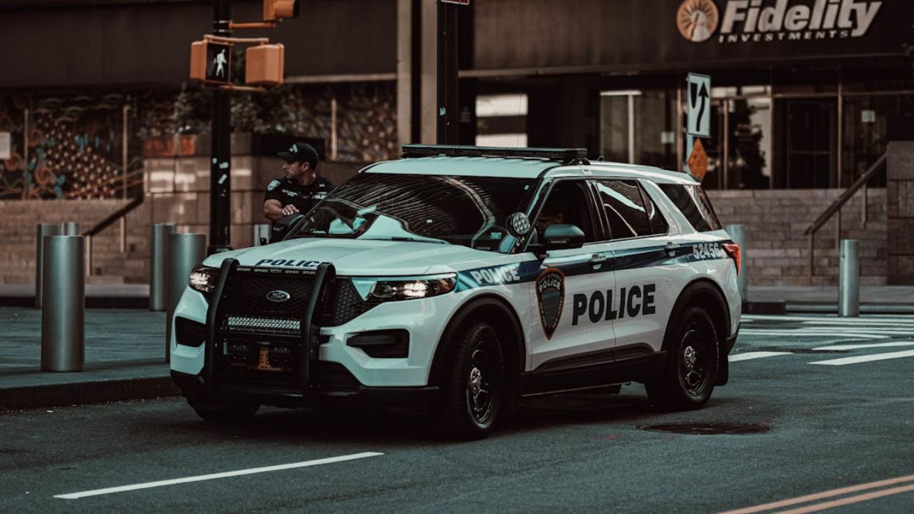 Viatura da Polícia de Nova York atropela 2 pessoas ao tentar evitar colisão com táxi