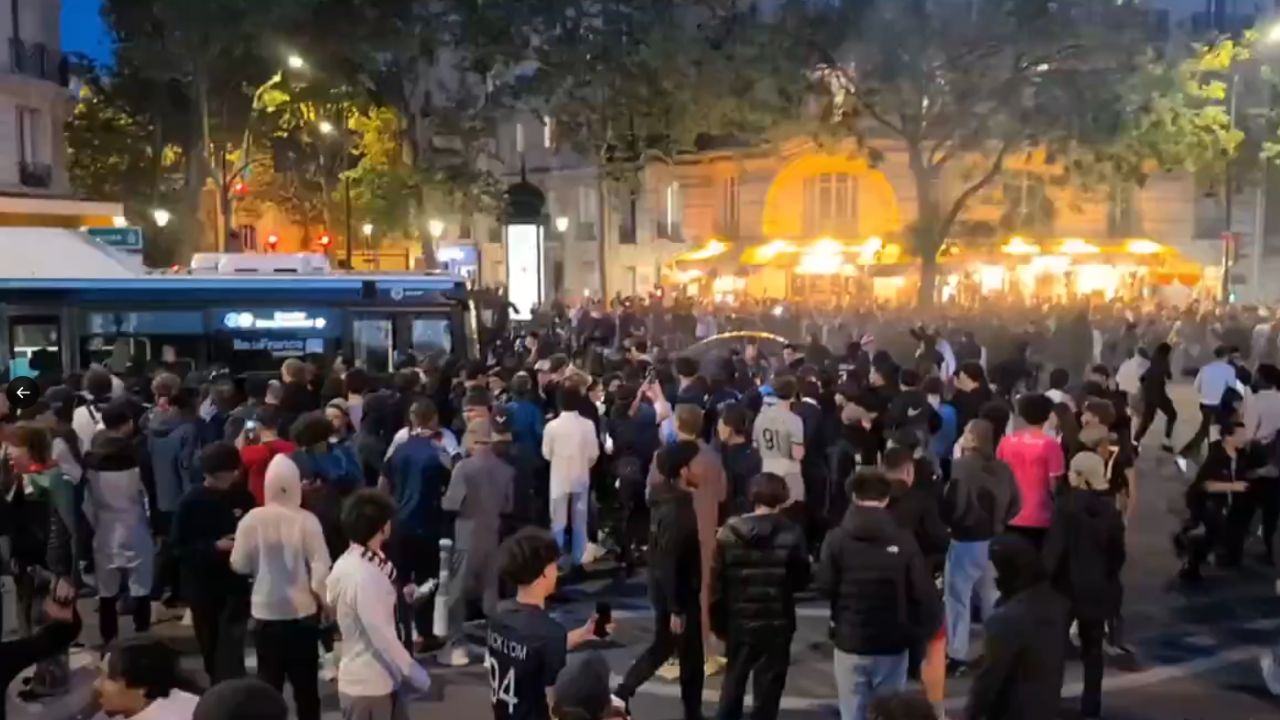 PSG-fans steken auto in brand na overwinning in halve finale van de Champions League