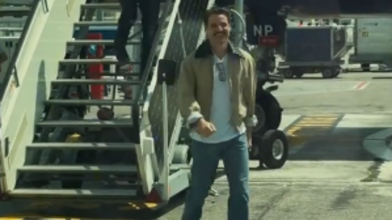 Pedro Pascal é flagrado viajando na classe econômica indo para Cannes