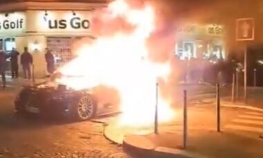 Torcedores do PSG incendeiam carro após vitória na semifinal da Champions League