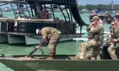 Quase 20 Rangers do Exército dos EUA são afastados por dispararem festins em uma praia na Flórida
