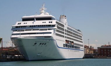 Surto gastrointestinal afeta 24 passageiros e tripulantes de cruzeiro da Regent Seven Seas Cruises