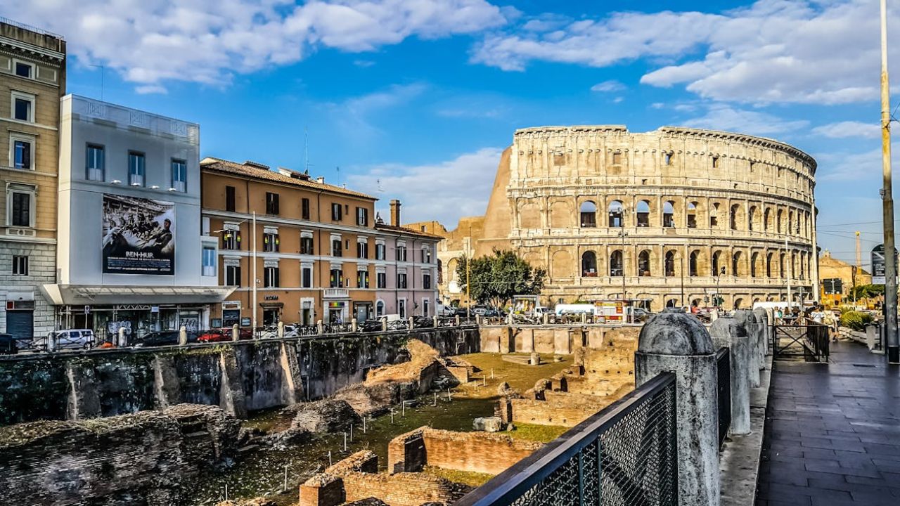 Italian police chase a German tourist who took a Roman antique object on an electric roller