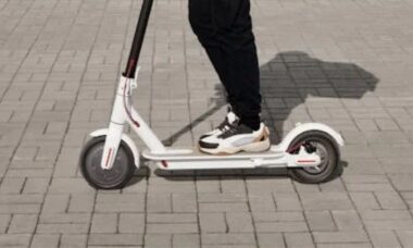 Pedestre morre atropelado por scooter elétrico em rua de Nova York