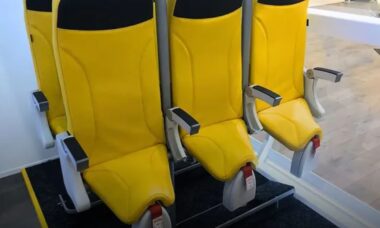 Skyrider 2.0: Conheça o assento vertical que deve chegar aos aviões europeus em 2026