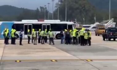 Avião da Air India com 156 passageiros recebe ameaça de bomba e faz pouso de emergência