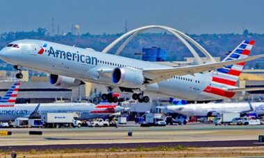 Avião da American Airlines é impedido de pousar em pista de Nápoles por ser grande demais