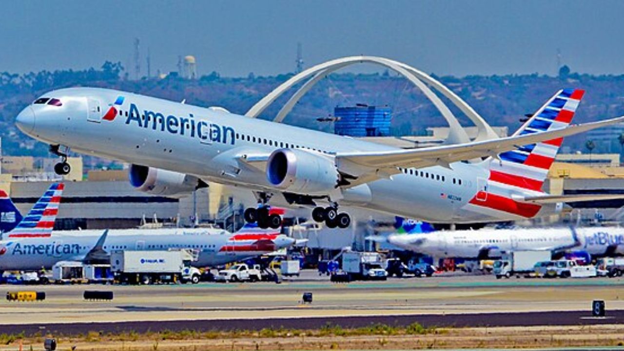 Amerikaans Airlines-vliegtuig kan niet landen op de landingsbaan van Napels omdat het te groot is