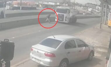 Trabalhador é atropelado enquanto buscava comida para o almoço em vídeo assustador