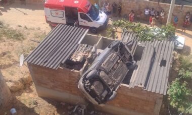 Carro cai em cima de casa no Brasil após motorista perder o controle