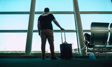 Criança de 6 anos é presa com 14 kg de drogas em sua mala após desembarcar em aeroporto