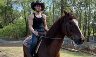 Civil a cavalo ajuda a polícia de Nova Jersey a prender motorista suspeito