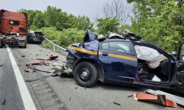 Policial estadual de Nova York fica gravemente ferido após colisão entre viatura e caminhão