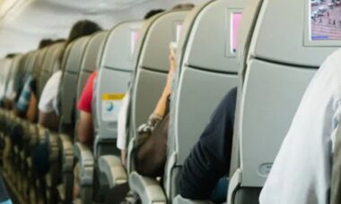 Homem é condenado por fingir ser comissário de bordo para viajar de graça por mais de 30 vezes