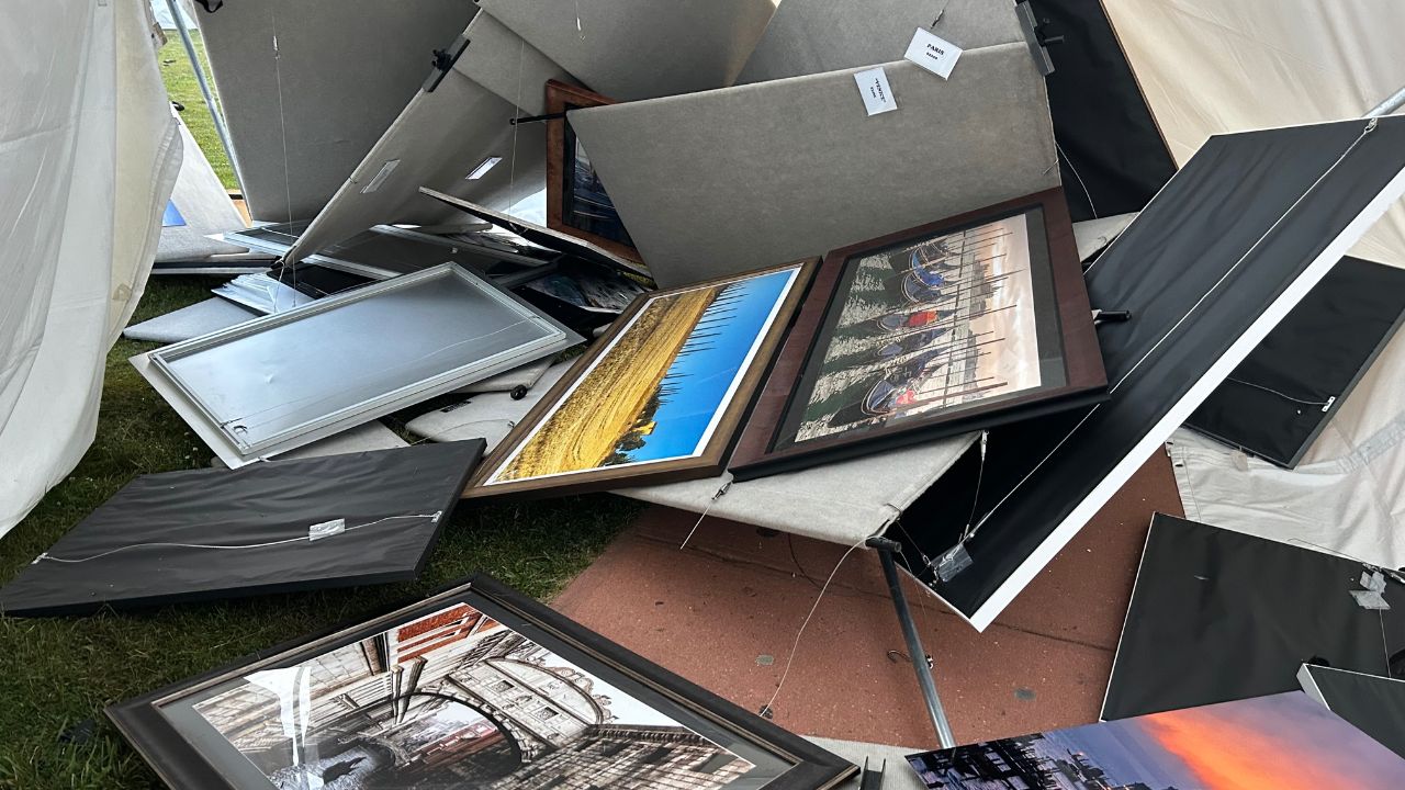 Betrunkene Fahrerin verursacht 100.000 US-Dollar Schaden, nachdem sie in Luxuskunstausstellung rast