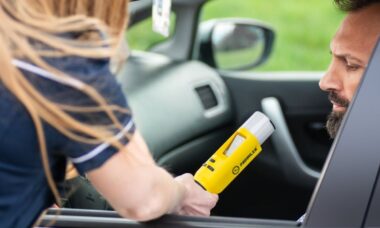 Motorista embriagado do Reino Unido ingere álcool suficiente para ficar em coma