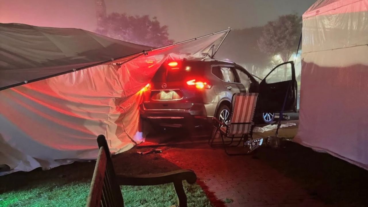 Betrunkene Fahrerin verursacht 100.000 US-Dollar Schaden, nachdem sie in Luxuskunstausstellung rast