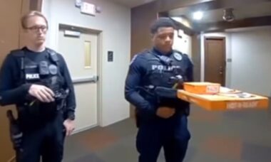 Polícia do Arizona prendem entregador de pizza e entregam o pedido para cliente em vídeo viral
