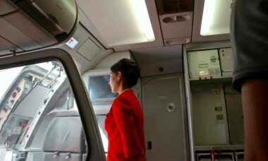 Internautas ficam chocados com lista de 1940 com requerimentos para se tornar comissária de bordo