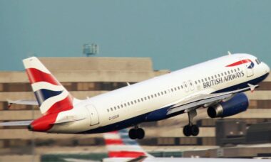 Piloto da American Airlines explica por que aviões parecem estar “caindo” durante a decolagem