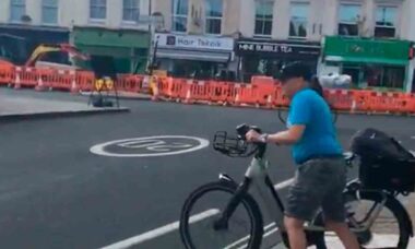 Ciclista youtuber causa polêmica nas redes após jogar sua bicicleta na frente de carro. Fotos: Reprodução X @___KR111BACKUP