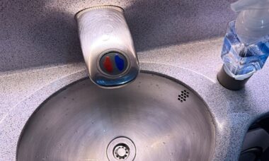 Comissária de bordo revela qual é a certa para usar o banheiro do avião