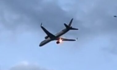 Boeing da Condor Airlines com 273 passageiros faz pouso forçado após explosão nas turbinas