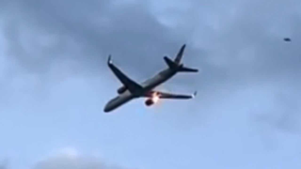 Boeing da Condor Airlines com 273 passageiros faz pouso forçado após explosão nas turbinas