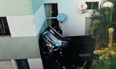 Carro capota dentro de condomínio no Brasil e deixa uma criança ferida