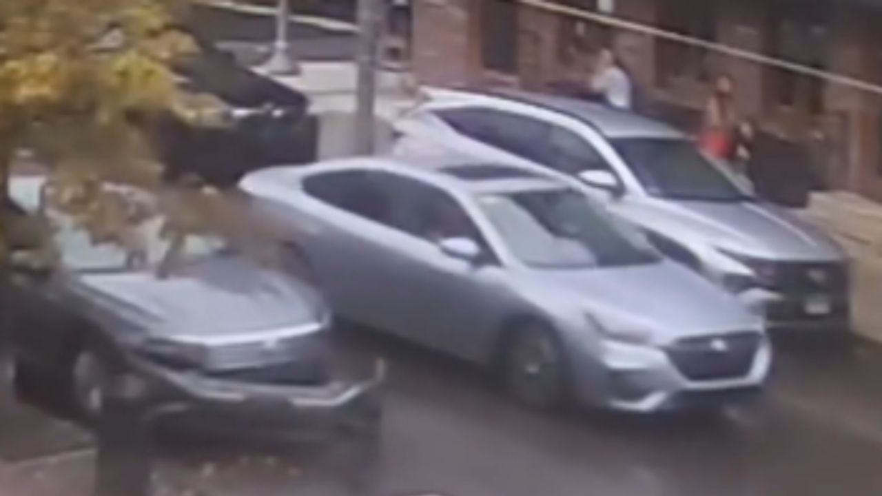 Comica di Filadelfia vede la sua auto distrutta da un camion delle consegne e la storia diventa virale