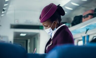 Comissária de bordo revela qual é a pior parte de trabalhar em um avião