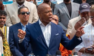 Prefeito de Nova York anuncia que 3.500 mil pessoas sem-teto foram levadas a moradias permanentes