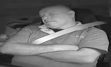 Caminhoneiro dorme ao volante e veículo esmaga carro causando a morte de um advogado