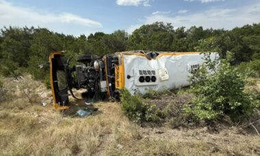 Ônibus escolar com mais de 40 estudantes deixa pelo menos 9 feridos após capotar no Texas