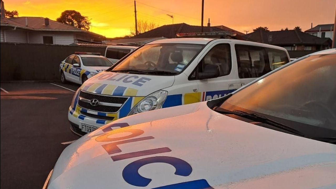 Donna arrestata in Nuova Zelanda dopo che una bambina di 2 anni è stata trovata all'interno di una valigia durante un viaggio in autobus