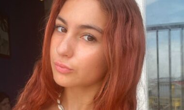 Mochileira britânica que atropelou e matou homem com patinete elétrico se declara culpada