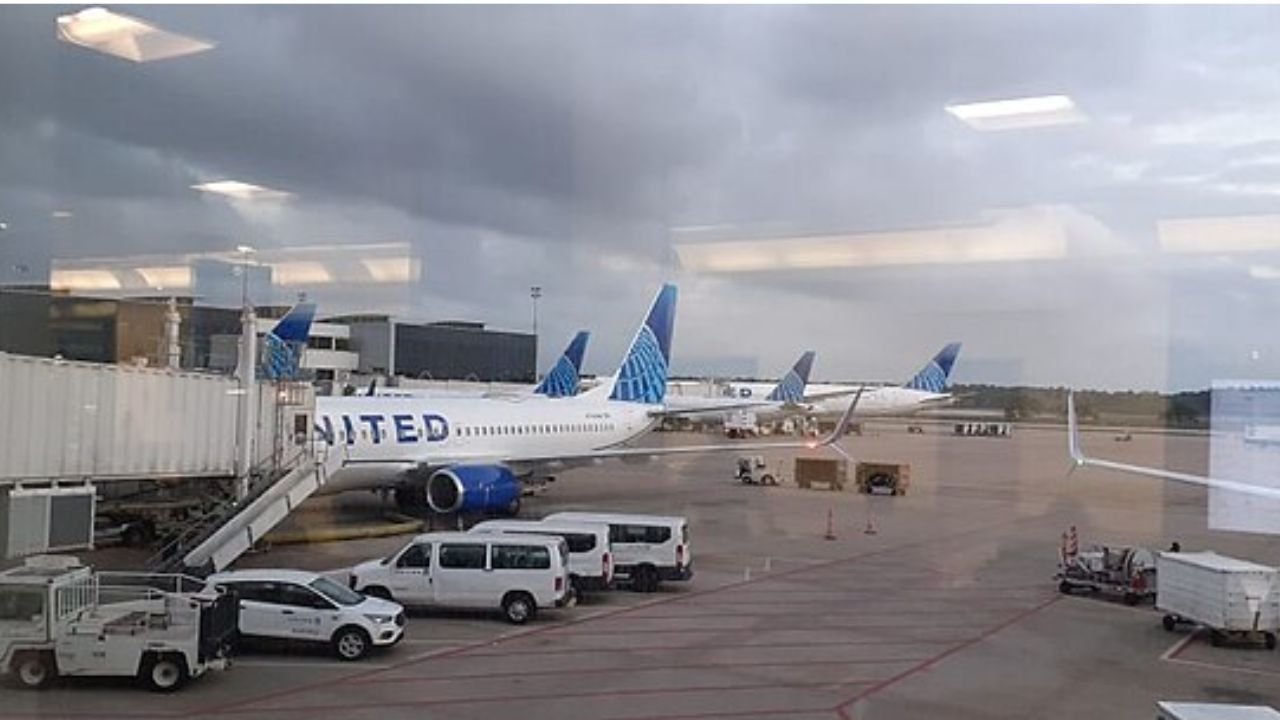 Passenger Claims to Have Lost 17K in Scam Linked to United Airlines