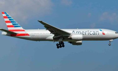 Boeing 777-200ER, matrícula N794AN. Foto: X @wingtomy1031