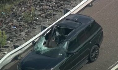 Pneu de caminhonete atinge SUV em rodovia na Pensilvânia e duas pessoas são hospitalizadas