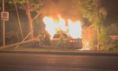 Jogador de futebol americano do Exército dos EUA salva motorista de carro em chamas em vídeo tenso