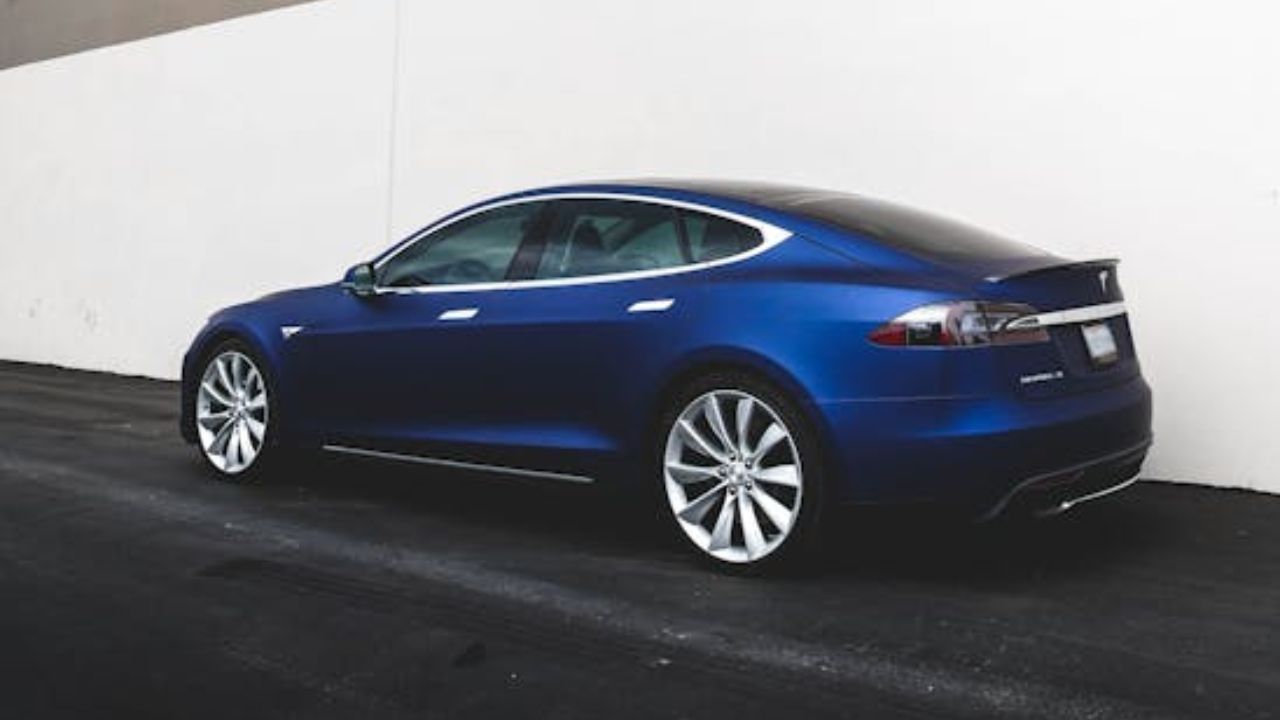 Motorista de Tesla e duas crianças são queimados vivos em acidente na Alemanha