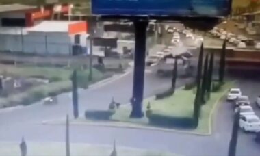 Trem colide com ônibus no México e deixa pelo menos 10 mortos e 40 feridos